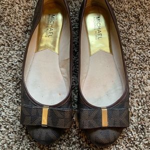 Michael Kors logo bow flat size 7